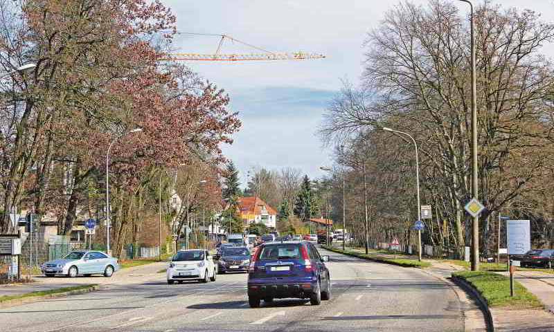 Die Potsdamer Allee in Stahnsdorf soll bald zwei statt bisher vier Spuren haben. Massive Kritik der Anwohner bewirkte eine Änderung der Baupläne.