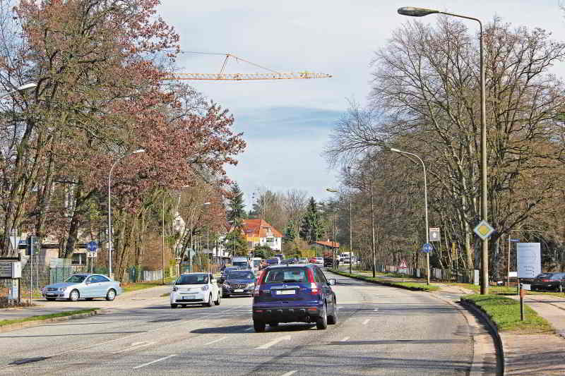 Die Potsdamer Allee in Stahnsdorf soll bald zwei statt bisher vier Spuren haben. Massive Kritik der Anwohner bewirkte eine Änderung der Baupläne.