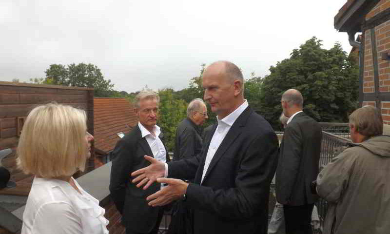 Ministerpräsident Dietmar Woidke im Spreewaldressort „Seinerzeit“ in Schlepzig- im Gespräch mit der Geschäftsführerin Susanne Du Chesne.