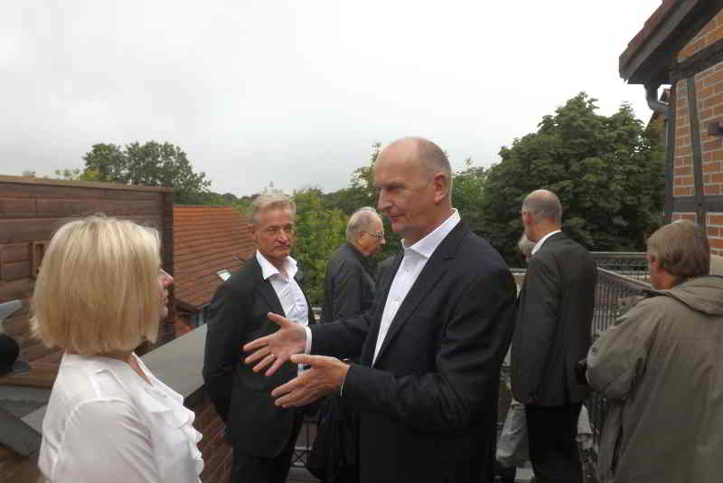 Ministerpräsident Dietmar Woidke im Spreewaldressort „Seinerzeit“ in Schlepzig- im Gespräch mit der Geschäftsführerin Susanne Du Chesne.