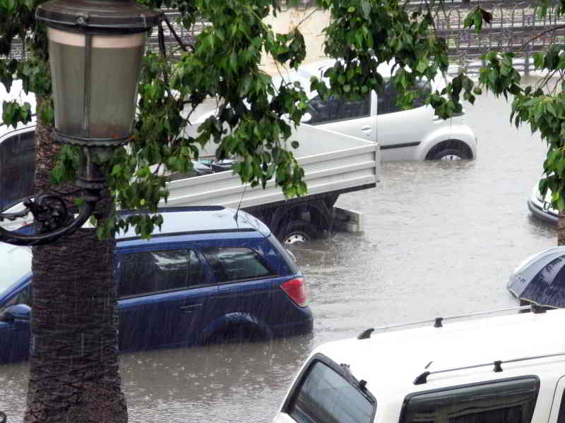 Durch Unwetter können an Häusern, Wohnungseinrichtung und Autos hohe Schäden entstehen. Für einige davon kommen Wohn­gebäude-, Hausrat- oder Kfz-Versicherung auf. Die Verbraucherzentrale Brandenburg erklärt, welche Versicherung wofür aufkommt und welcher Versicherungsschutz sinnvoll ist.