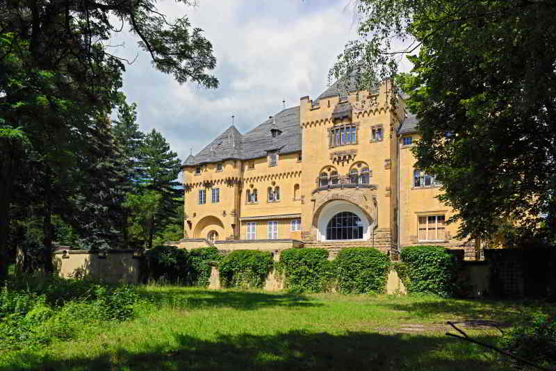 Jeden dritten Sonntag um 14:00 Uhr bietet der Heimatverein Kleinmachnow wieder die Chance, die Neue Hakeburg von innen zu sehen. Die Teilnahme an der Führung ist kostenfrei. Für den Gang durch die Kellergewölbe wird eine Taschenlampe benötigt.