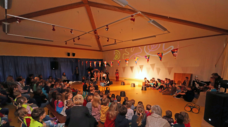 „Bühne frei!“ hieß es in der vergangenen Woche für drei Vorschulgruppen in der Musik-Kita „Mäuseburg“ in Stahnsdorf. Dort sorgte der Nachwuchs mit dem Theaterstück „Thilos geheimnisvolle Eisenbahn“ für einen vollen Veranstaltungssaal.