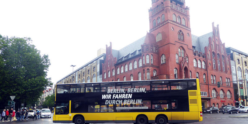 Für Schüler, die in Berlin zur Schule gehen, wird Bus- und Bahnfahren ab dem 1. August günstiger. Dann gelten neue Tarife für das Schülerticket bei S-Bahn und Berliner Verkehrsbetrieben (BVG).