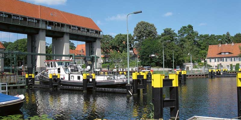 Wer sich zwischen dem 22. Oktober und dem 09. November im Boot auf große Fahrt über den Teltowkanal begeben will, wird an der Schleuse Kleinmachnow ausgebremst. Das zuständige Wasserstraßen-Neubauamt führt in dieser Zeit eine Bauwerksinspektion durch und sperrt die Schleuse deshalb für den Schifffahrtsverkehr.