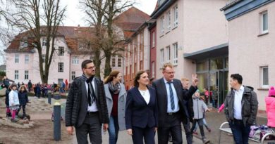 Großbeeren: Bildungsministerin Britta Ernst besuchte am Freitag die Otfried-Preußler-Grund- und Oberschule Großbeeren. Schulleiter Boris Petersenführte sie durch die Räumlichkeiten und über das Außengelände.