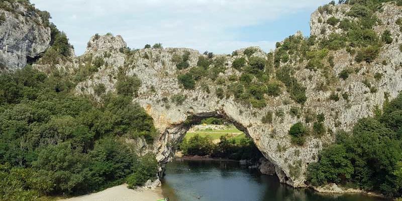 Blühende Lavendelfelder, fruchtbare Weingebiete, kleine Orte mit verwinkelten Kopfsteinpflastergassen, romantische Schlösser und Burgen - die Provence hat kulturell und kulinarisch viel zu bieten. Auf einem Flusskreuzfahrtschiff MS Amadeus lässt sich der Süden Frankreichs ganz entspannt erkunden, schließlich hat man das Hotel immer mit dabei.