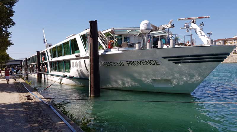 Blühende Lavendelfelder, fruchtbare Weingebiete, kleine Orte mit verwinkelten Kopfsteinpflastergassen, romantische Schlösser und Burgen - die Provence hat kulturell und kulinarisch viel zu bieten. Auf einem Flusskreuzfahrtschiff MS Amadeus lässt sich der Süden Frankreichs ganz entspannt erkunden, schließlich hat man das Hotel immer mit dabei.