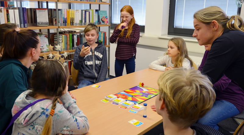 Wer bei den Lieben daheim keine Mitspieler für Monopoly & Co. findet, ist am 01. März um 18:30 Uhr in die Gemeindebibliothek im Rathaus Kleinmachnow eingeladen. Dort findet der zweite Spieleabend der Bibliothek. Waren beim ersten die Kinder dran, ist er dieses Mal nur für die Großen (junge Leute und Erwachsene).