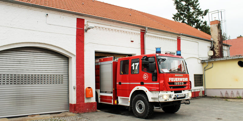 Nach fast zehn Jahren Streit hat die Gemeinde Stahnsdorf einen Kompromiss gefunden und als Standort für das neue Feuerwehrdepot ein Grundstück zwischen Güterfelder Damm, Am Upstall und Friedrich-Naumann-Straße ausgewählt. Heute hat die Untere Naturschutzbehörde des Landkreises Potsdam-Mittelmark diesem Plan vorerst einen Riegel vorgeschoben.