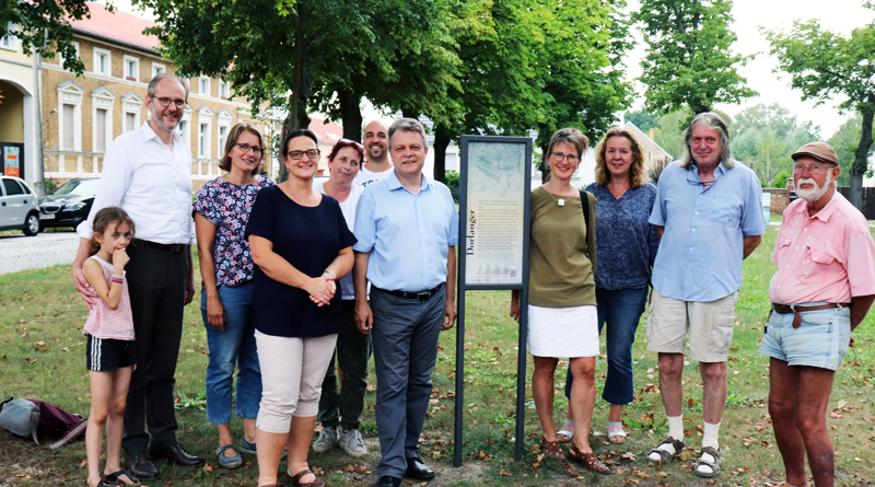 Von der Jahrhunderte währenden Geschichte der Häuser und ihrer Umgebung im historischen Ortskern von Stahnsdorf künden seit Neuestem acht Informationstafeln.