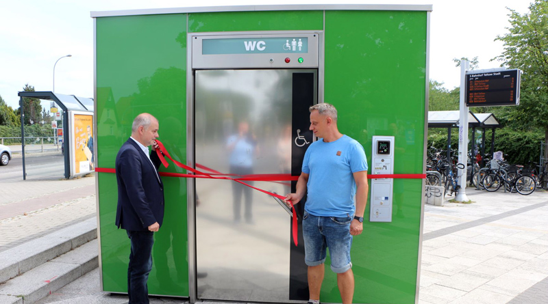 Das City-WC auf dem Ahlener Platz wurde am vergangenen Freitag in Betrieb genommen. Damit hat die Stadt Teltow einen lang gehegten Wunsch der Bevölkerung aufgegriffen und umgesetzt. Insbesondere die Nutzer der S-Bahn und der am Ahlener Platz abfahrenden Busse werden von dem neuen Angebot profitieren können.