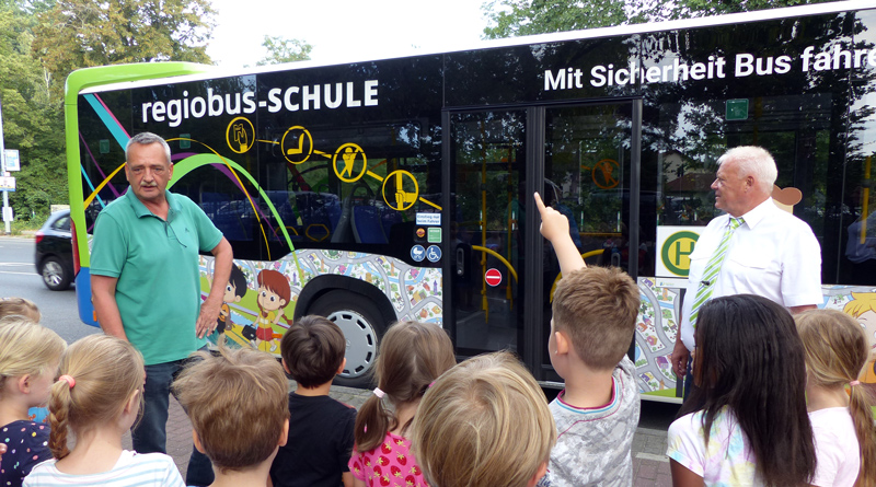 Gleich am zweiten Schultag startete in der vergangenen Woche die regiobus-Schule für die Erstklässler in Potsdam-Mittelmark. Ziel des Programms ist es, den Schulanfängern die Regeln des sicheren Verhaltens im und am Bus nahe zu bringen.