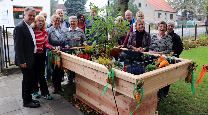 Eine Gruppe Ehrenamtlicher hat in der Seniorenbegegnungsstätte Lindenstraße 22 (SBS) in Stahnsdorf am vergangenen Donnerstag einen Gartenbereich gestaltet, den nun auch Menschen mit Behinderung, Mobilitätseingeschränkte und Menschen mit Demenz nutzen können.