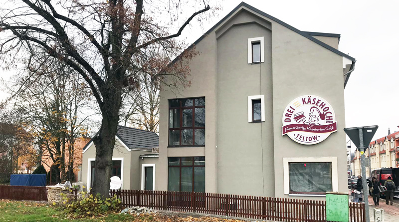 Käsekuchen-Meister Thomas Neuendorf eröffnet Café Dreikäsehoch am Ruhlsdorfer Platz in Teltow