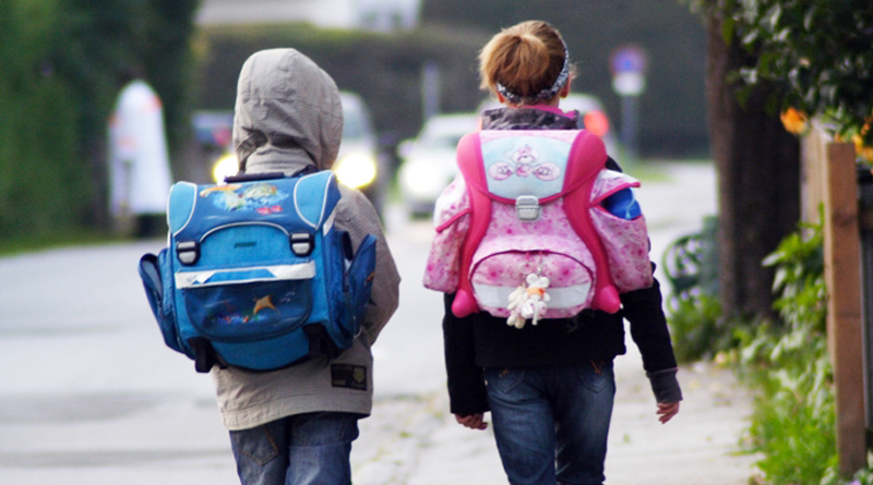 Am Montag beginnt nach den Winterferien wieder die Schule. Die Polizei bittet deshalb alle Verkehrsteilnehmer, sich auf diese Situation einzustellen, vorsichtig zu fahren und Rücksicht zu nehmen.