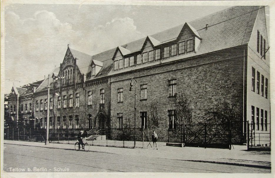 Am 5. August gibt es die alte Stadtschule in der Potsdamer Straße – ehemals Bruno-H.-Bürgel-Schule seit 150 Jahren. Für eine geplante Ausstellung sucht die Stadt Menschen, die noch Material über die Schule besitzen.