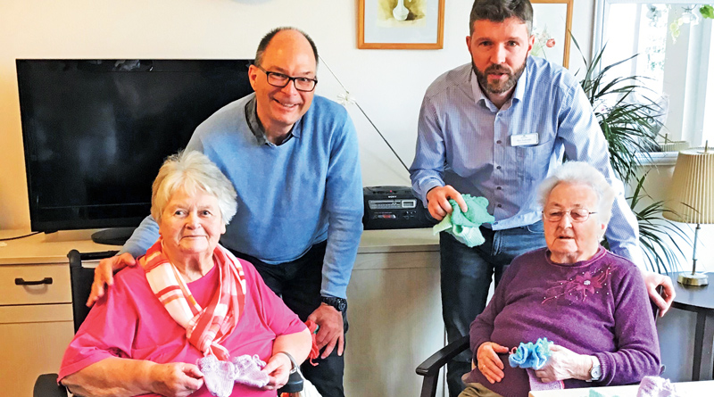 Mit einer liebenswerten Aktion erfreut die Barmer-Geschäftsstelle Ludwigsfelde derzeit Omis und Babys gleichermaßen: Omis stricken Wollsöckchen, Familien mit Nachwuchs bekommen sie geschenkt.