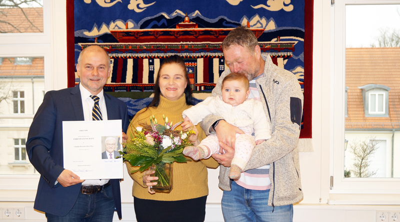 Sie ist sieben Monate alt und hat die Ruhe weg, als sie auf Papas Arm in die vielen fremden Gesichter blickt: Claudia Henriette Rosa Huye ist das jüngste Kind von Clemens und Sabrina Huye und hat mit Frank-Walter Steinmeier einen prominenten Patenonkel.