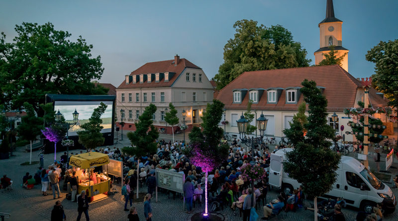 Vom 6. April bis zum 3. Mai können Bürgerinnen und Bürger aus Teltow, Kleinmachnow und Stahnsdorf an der Online-Abstimmung für den 9. Open-Air-Kinosommer der TKS-Region teilnehmen. Nachdem 2019 Musikfilme liefen und 2018 die Lieblingsfilme der Bürgermeister, stehen in diesem Jahr zehn (Co-)Produktionen aus den Filmstudios im benachbarten Babelsberg zur Auswahl.